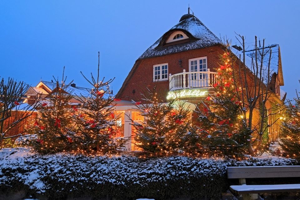 Weihnachtlich geschmücktes Friesenhaus in Keitum