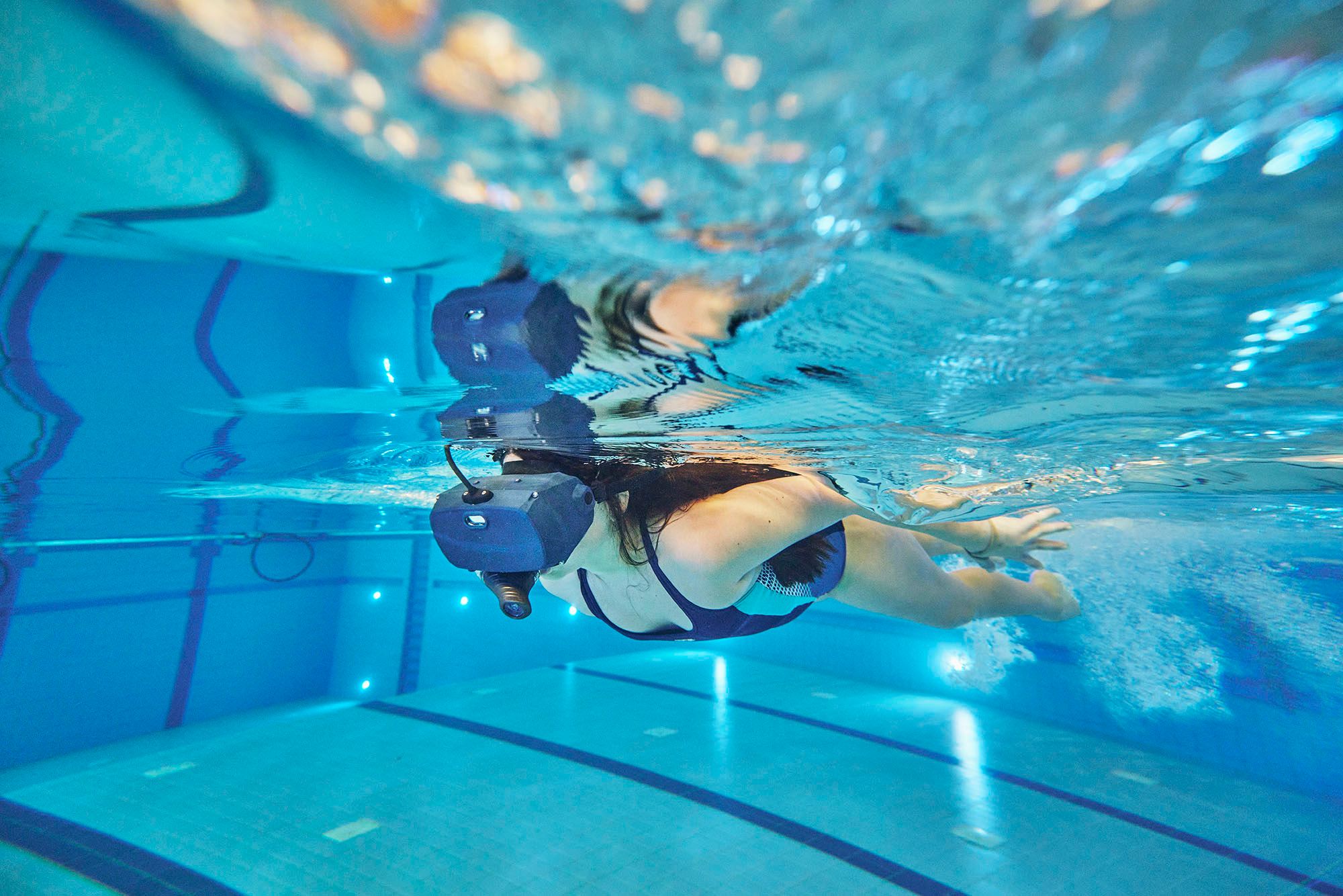 Mädchen schwimmt mit VR Brille durch das Sportbecken der Sylter Welle