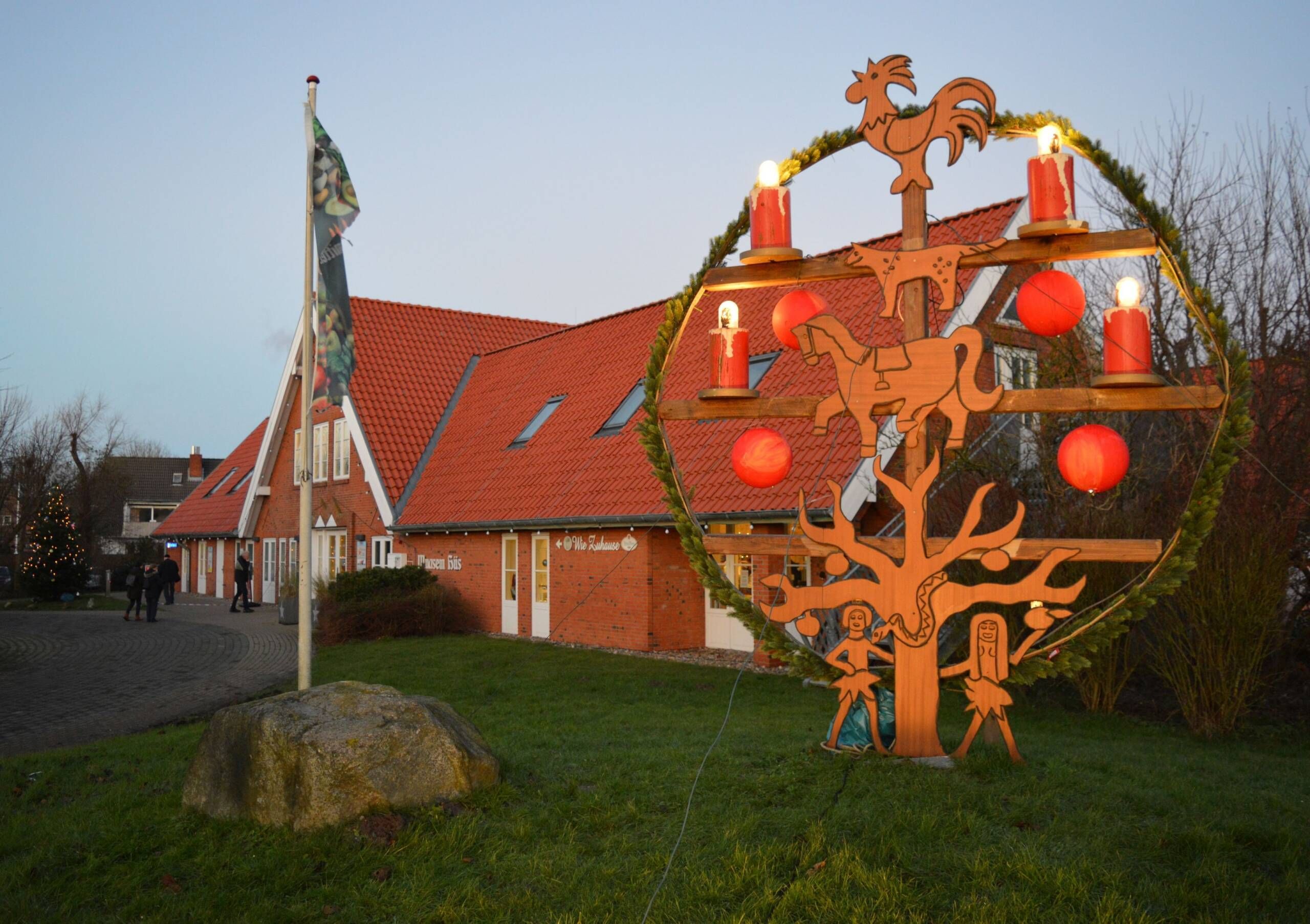 Jöölboom vor dem Muasem Hüs