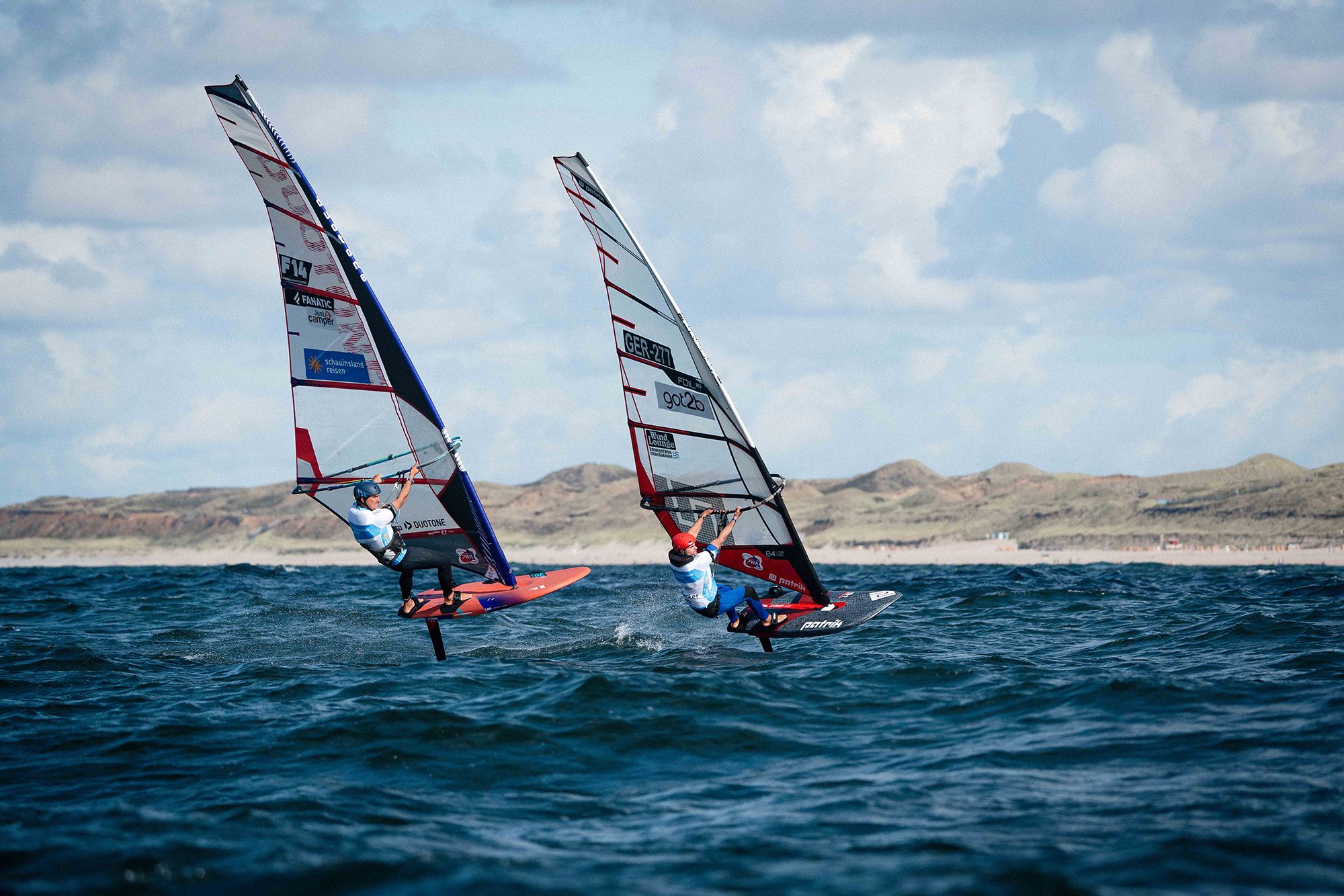 Zwei Foil-Surfer beim Windsurf World Cup Sylt