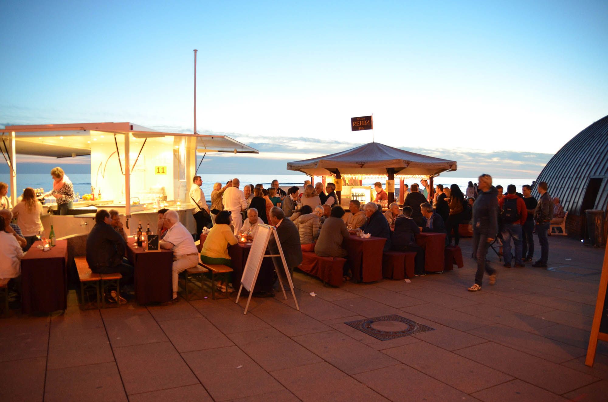 Abendstimmung beim Westerländer Winzerfest auf der Promenade