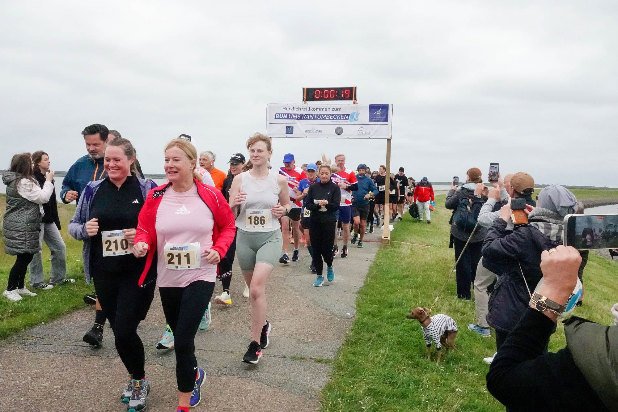Läufer beim Start zum Run ums Rantumbecken 2024 - Er ist eines der sportlichen Highlights auf Sylt