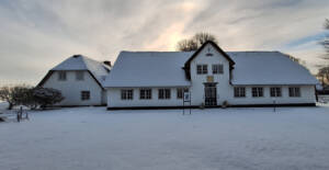 Sylt Museum von außen im Winter mit Schnee