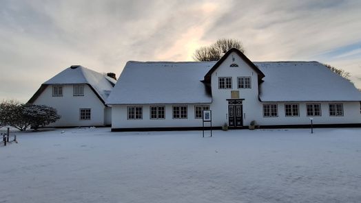 Sylt Museum von außen im Winter mit Schnee