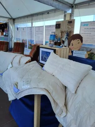 Sylter Dünenwolle mit regionalen, fairen und handgemachten Produkten im Nachhaltigkeitszelt beim Windsurf World Cup