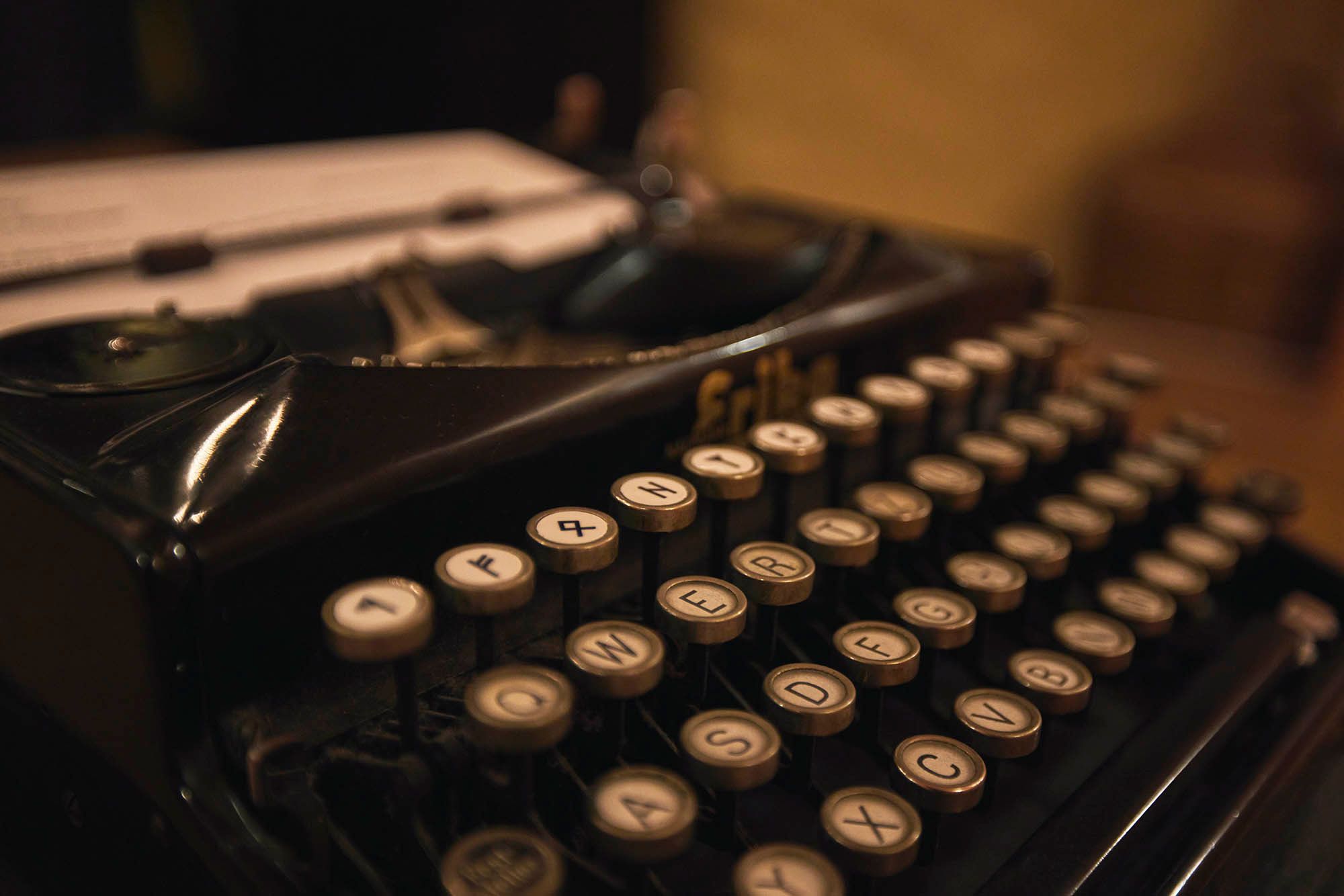 Schreibmaschine als Detailaufnahme vom Escape Game im Syltness Center