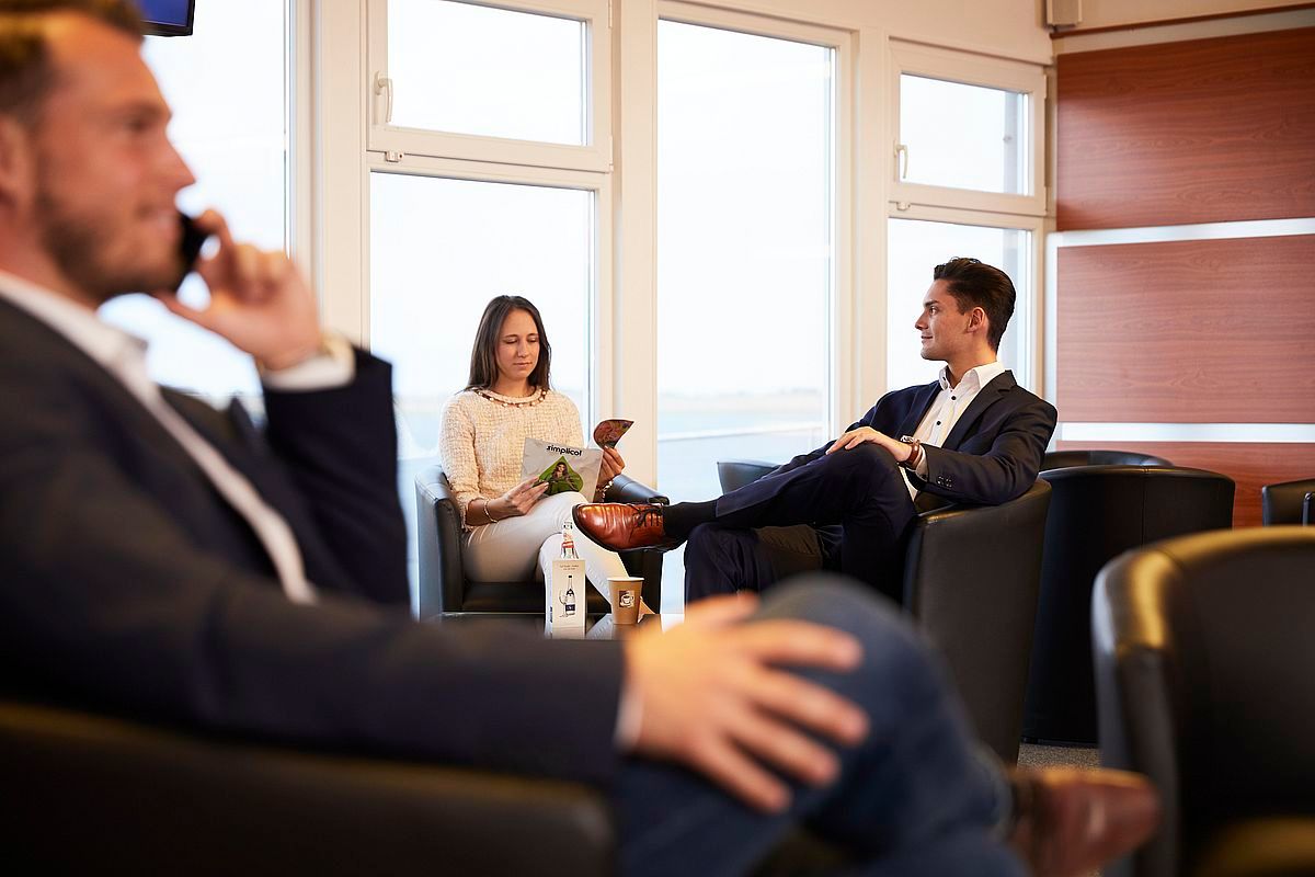 Gäste in der Flughafen Lounge