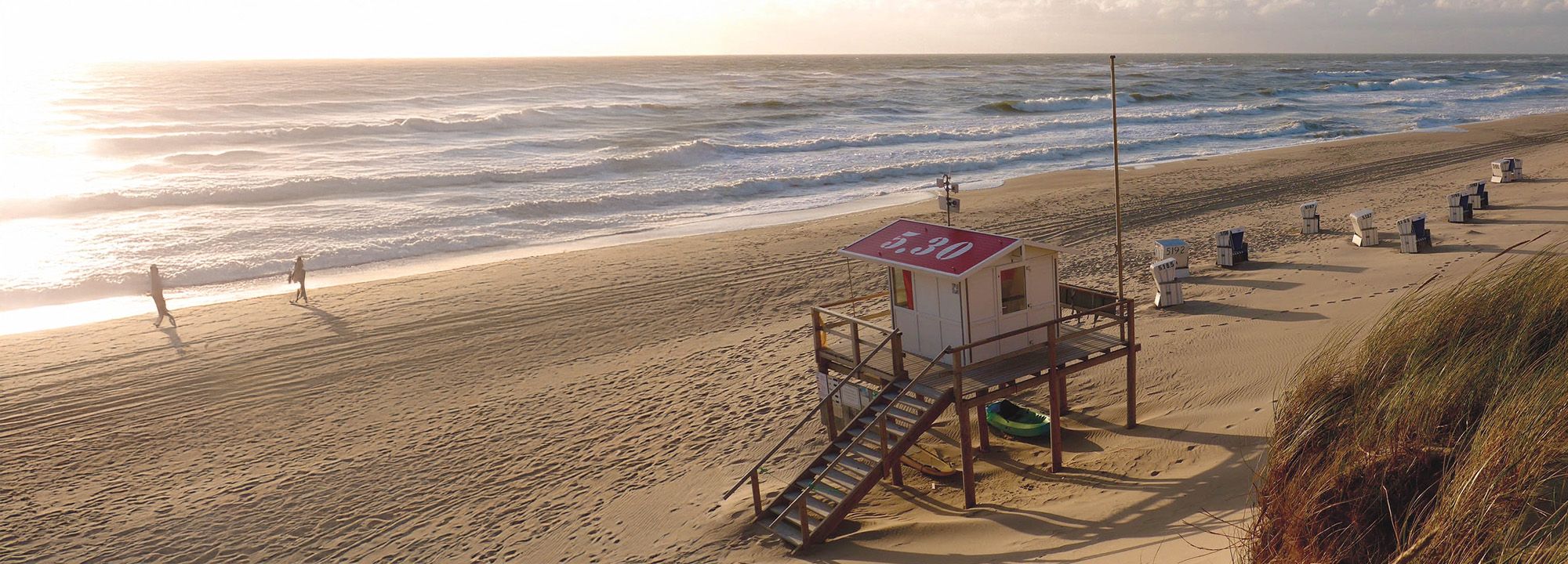 Rettungsschwimmerstand und Strandkörbe am Weststrand von Rantum auf Sylt