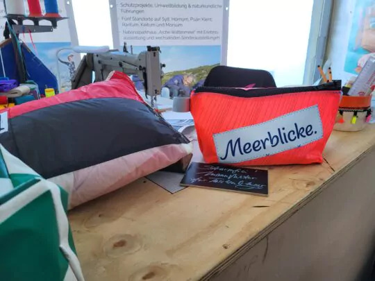 Nachhaltigkeitszelt sensibilisiert & gestaltet: Bunte Windspiele im Upcycling Workshop und die Suche nach den Plastikströmen