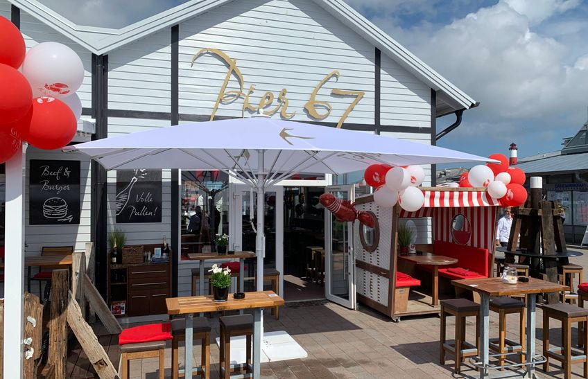 Pier 67 Eingang mit Sitzmöglichkeiten List Sylt