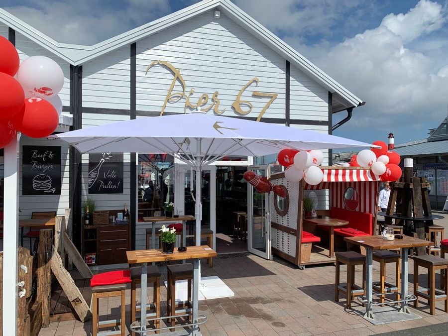 Pier 67 Eingang mit Sitzmöglichkeiten List Sylt