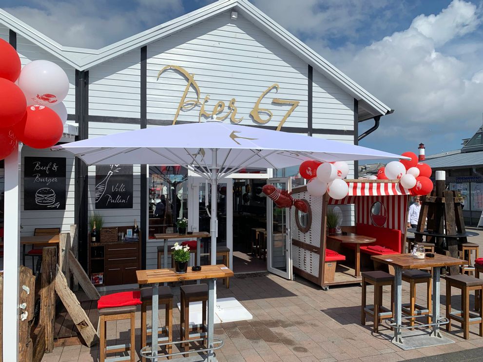 Pier 67 Eingang mit Sitzmöglichkeiten List Sylt