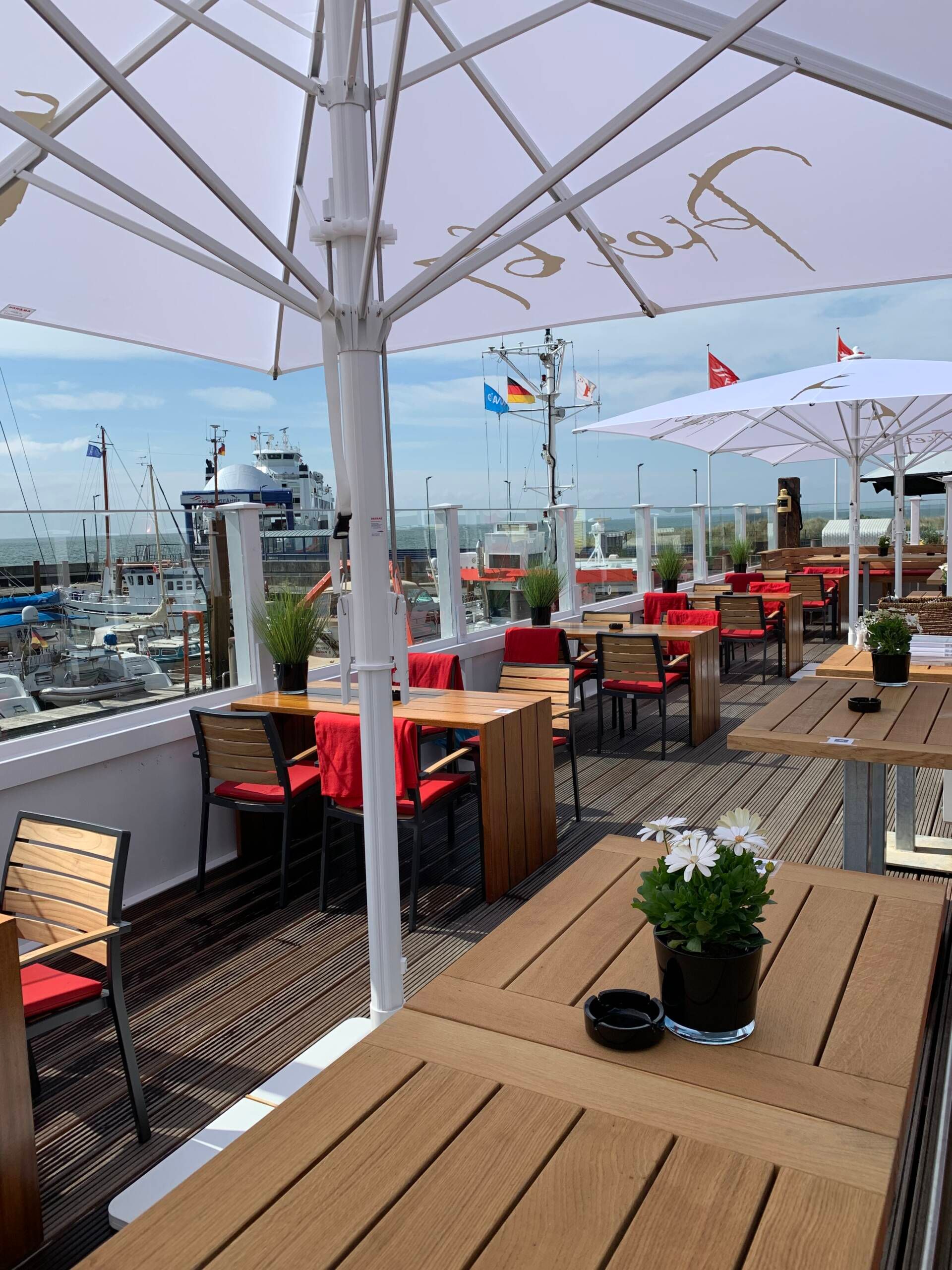 Pier 67 Außenbereich mit Sitzmöglichkeiten List Sylt