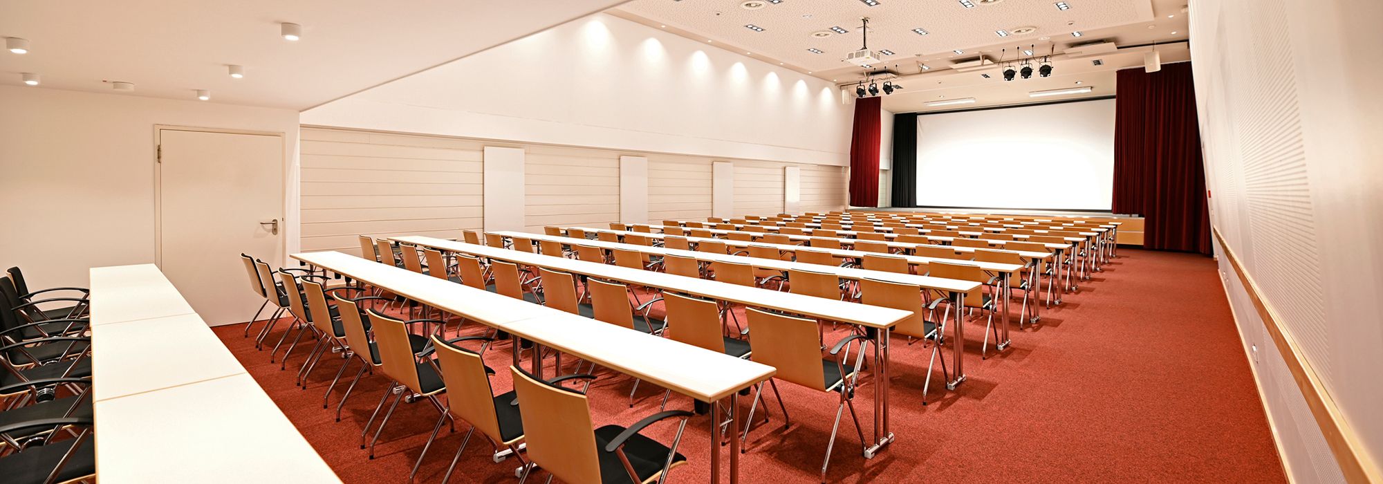 Parlamentarische Bestuhlung im Saal Frisia