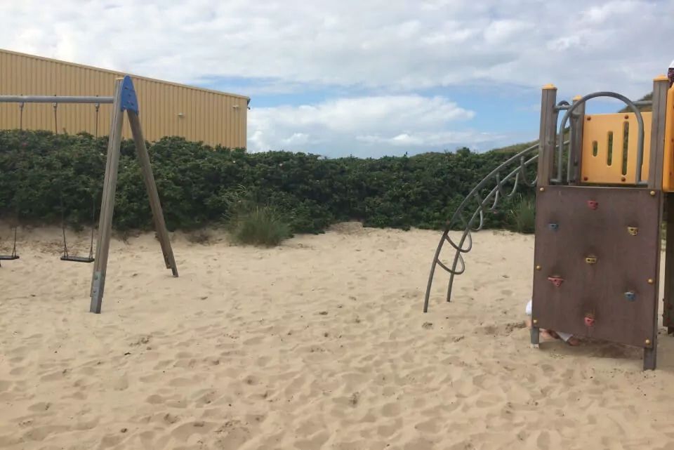 Spielplatz-Campingplatz-Wenningstedt-Kletterturm-und-Schaukel