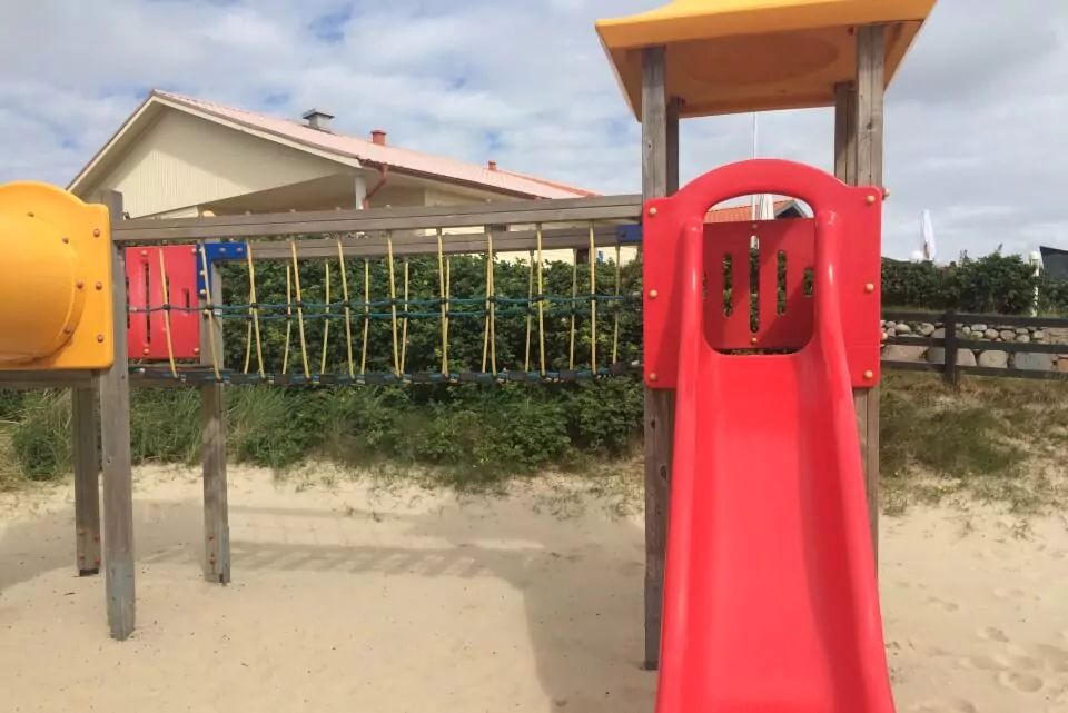 Spielplatz-Campingplatz-Wenningstedt-Rutsche-mit-Wackelbrueke