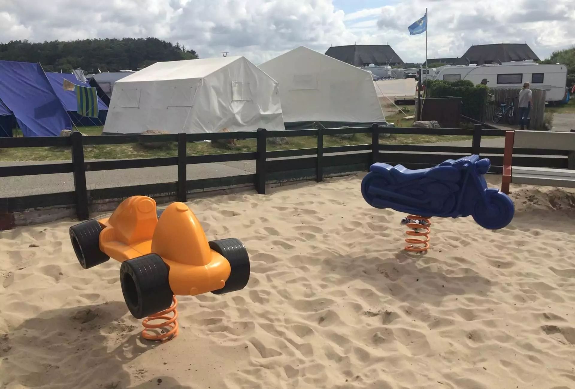 Spielplatz-Campingplatz-Wenningstedt-Wippen-Auto-und-Motorrad