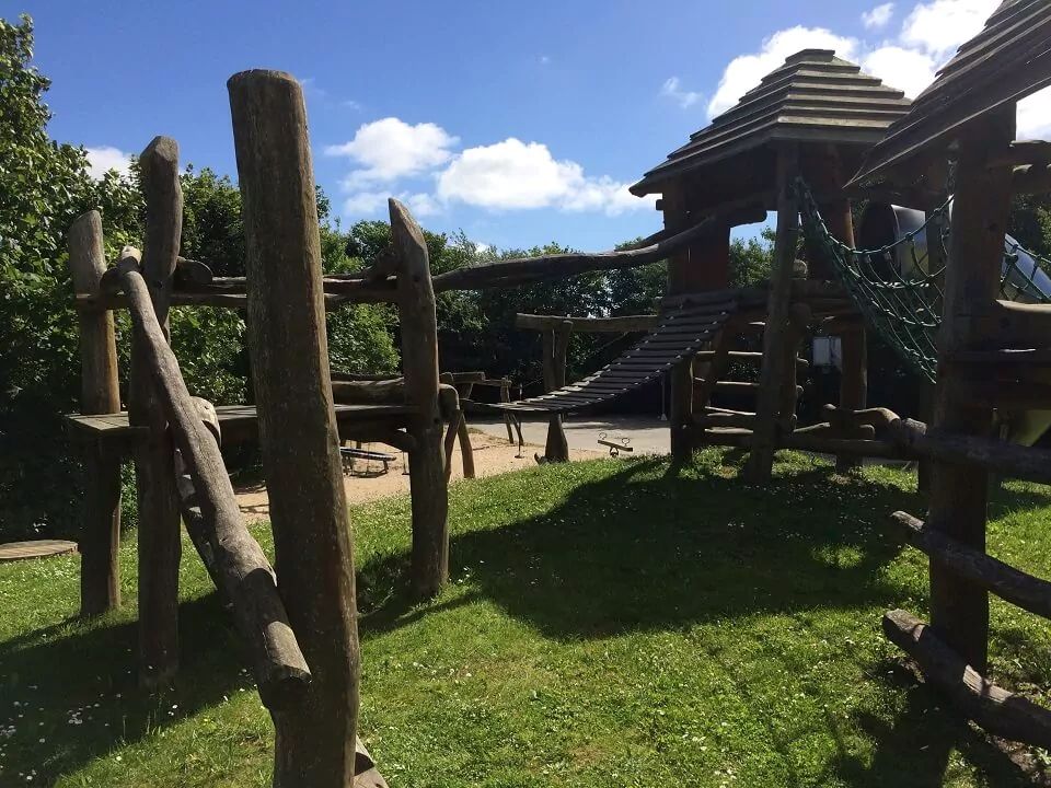 Spielplatz-Friedrichshain_Westerland_Klettergeruest_Rutsche
