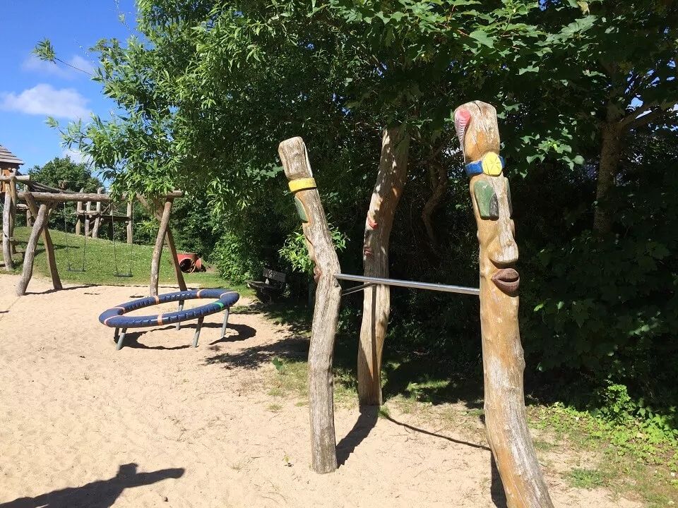 Spielplatz-Friedrichshain_Westerland_Uebersicht_Kletterstange
