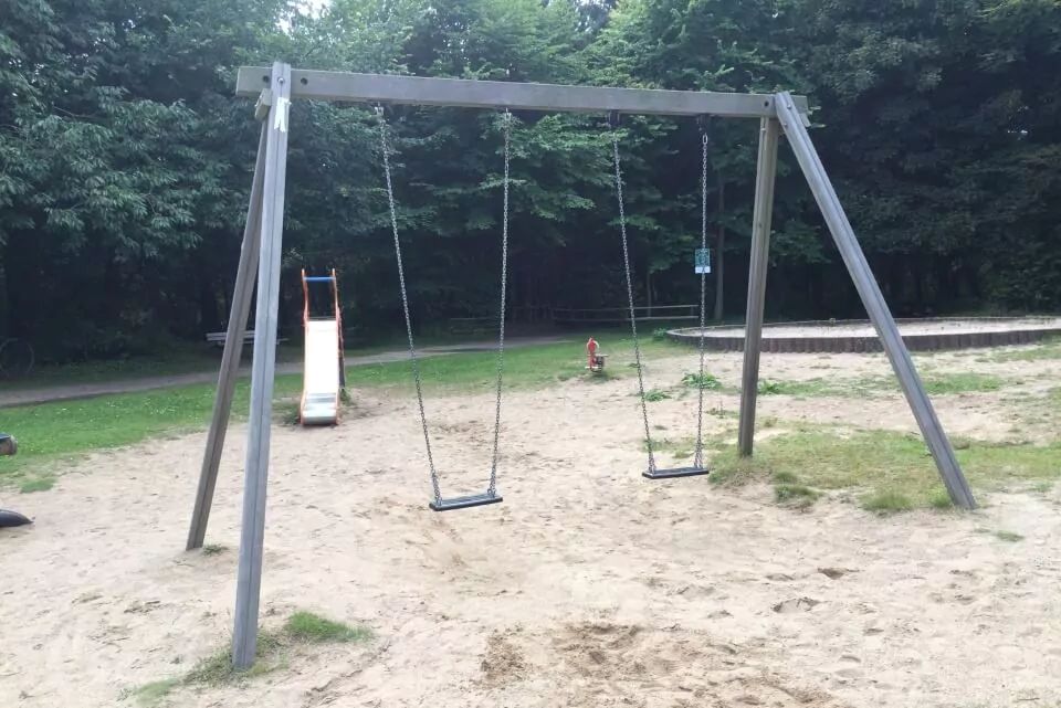 Spielplatz Südwäldchen Schaukel und Rutsche