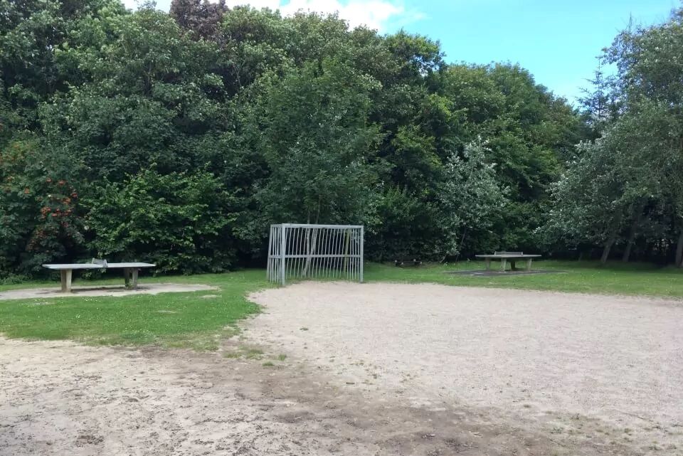 Spielplatz Südwäldchen Tischtennisplatte und Fußballtor