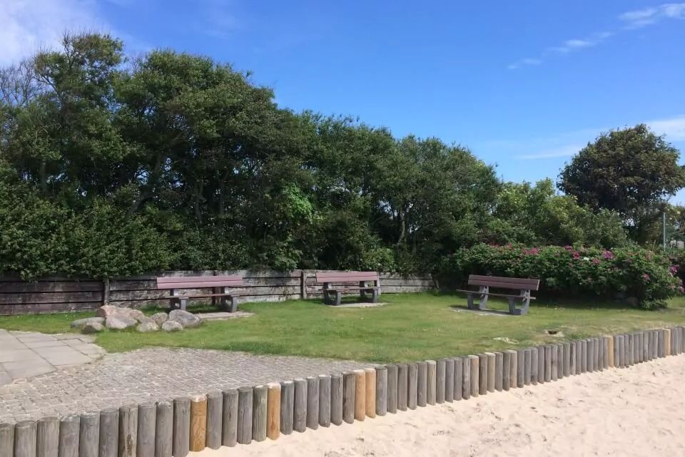 Spielplatz Wenningstedt an der Friesenkapelle Bänke