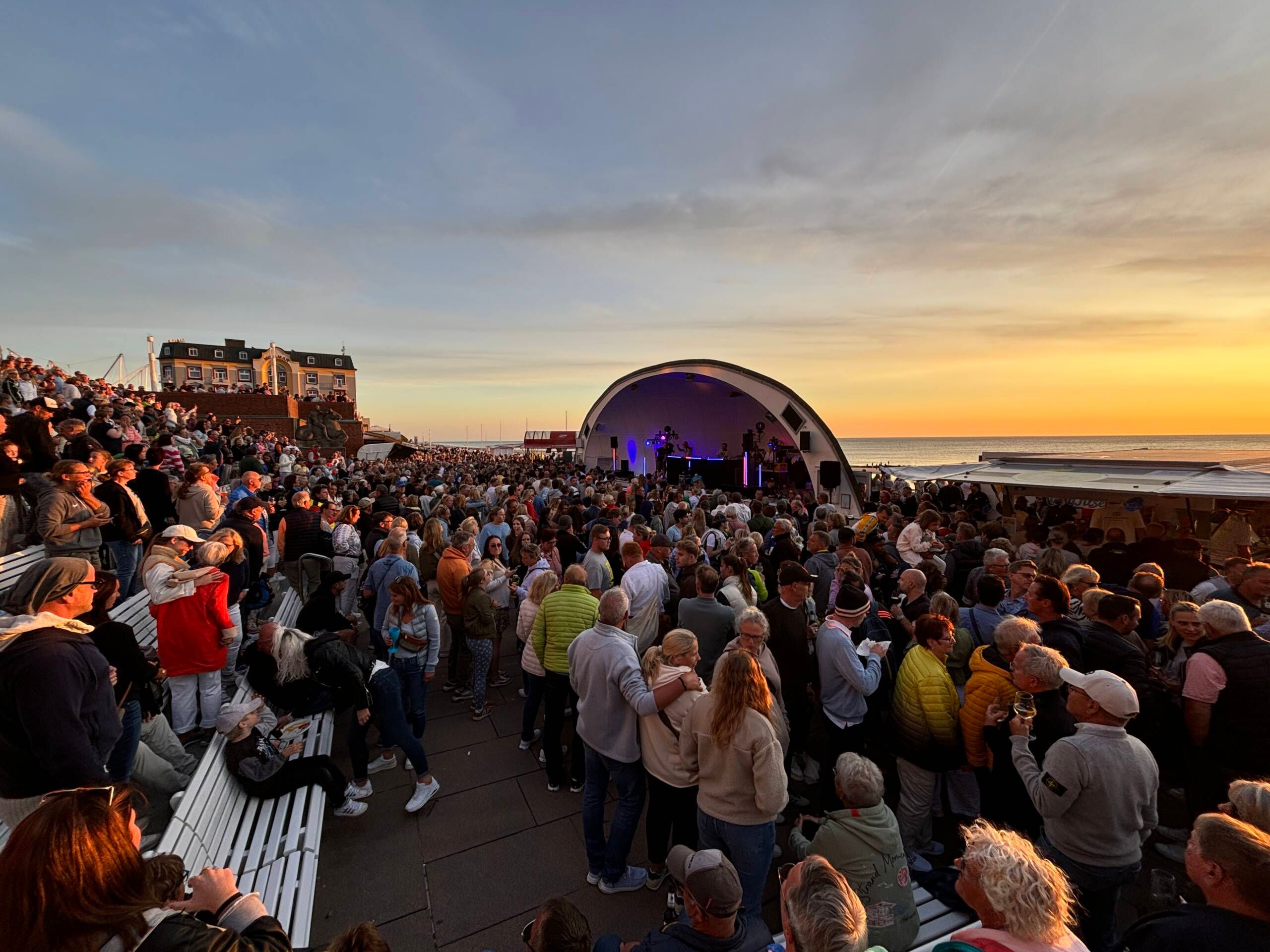 Sonnenuntergang beim Sundowner Rhythm & Beats in der Musikmuschel