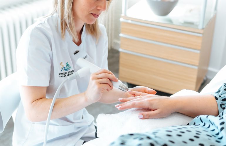 Person erhält TDA-Behandlung an den Händen im Day Spa Rantum