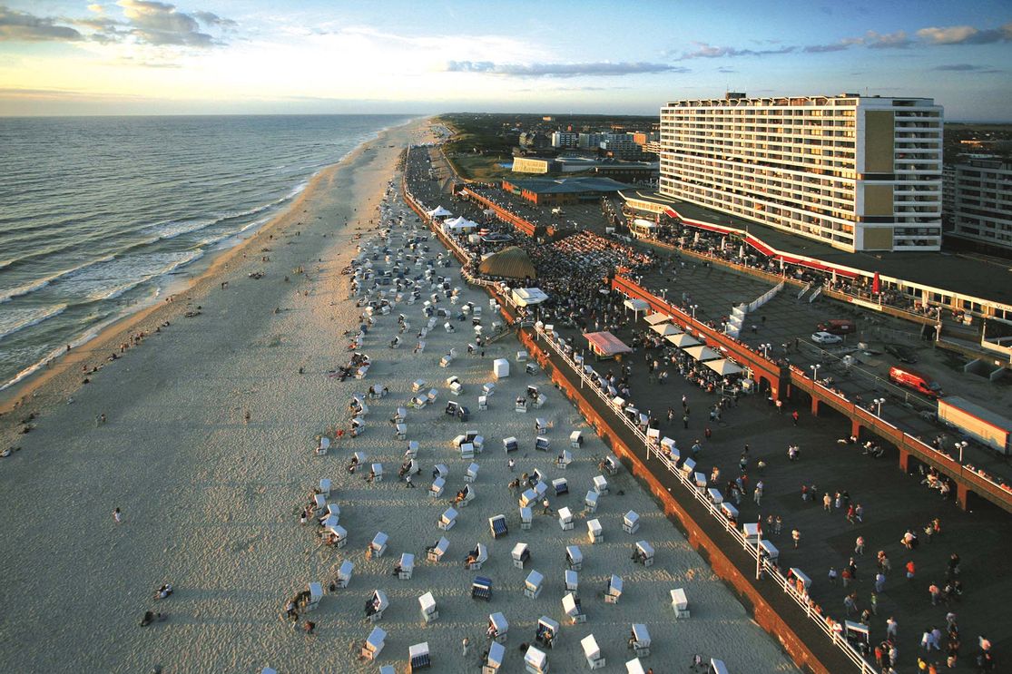 Luftaufnahme der Westerländer Promenade mit Strand und Musikmuschel
