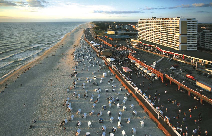 Luftaufnahme der Westerländer Promenade mit Strand und Musikmuschel