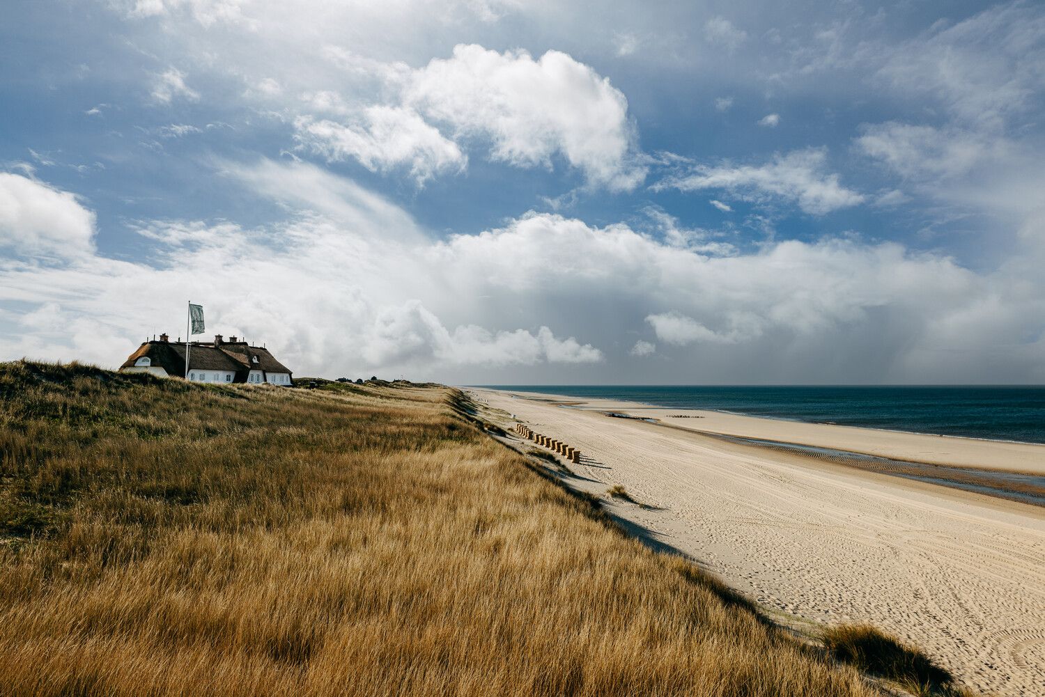 Strand und Dünen in Rantum mit dem Sölring Hof Rantum