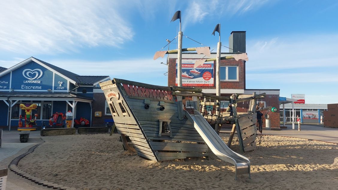 Spielplatz in List am Hafen Schiff