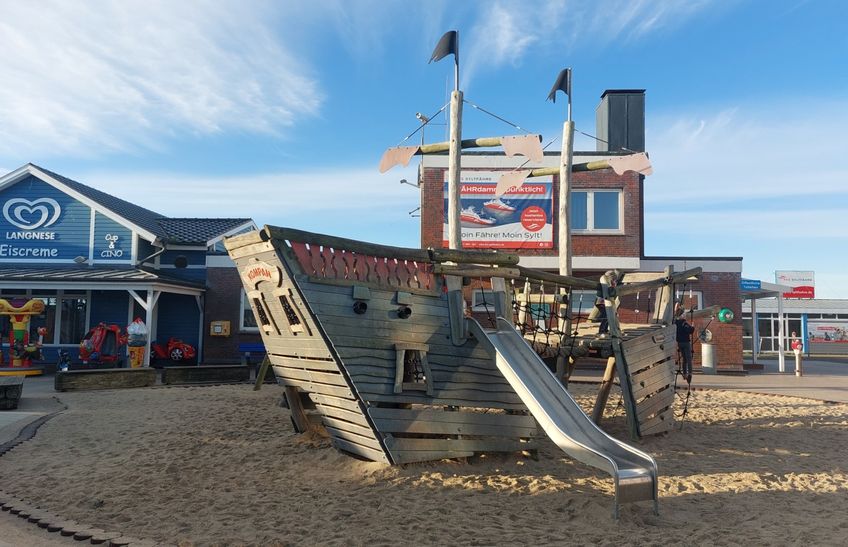 Spielplatz in List am Hafen Schiff