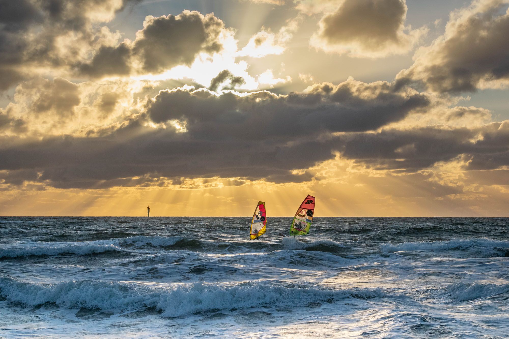 Windsurfer bei Sonnenuntergang vor Sylt