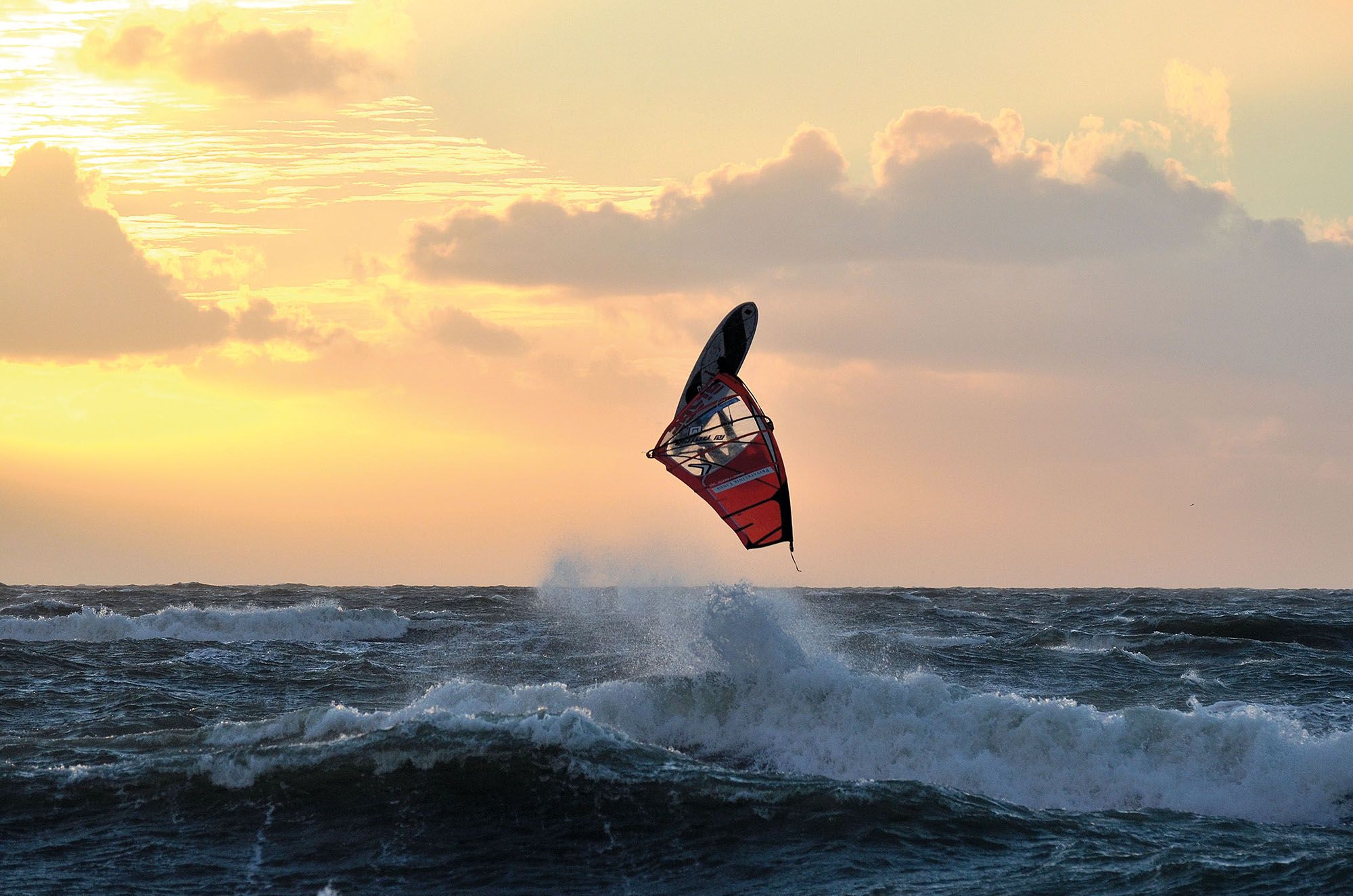 Springender Windsurfer vor Sylt