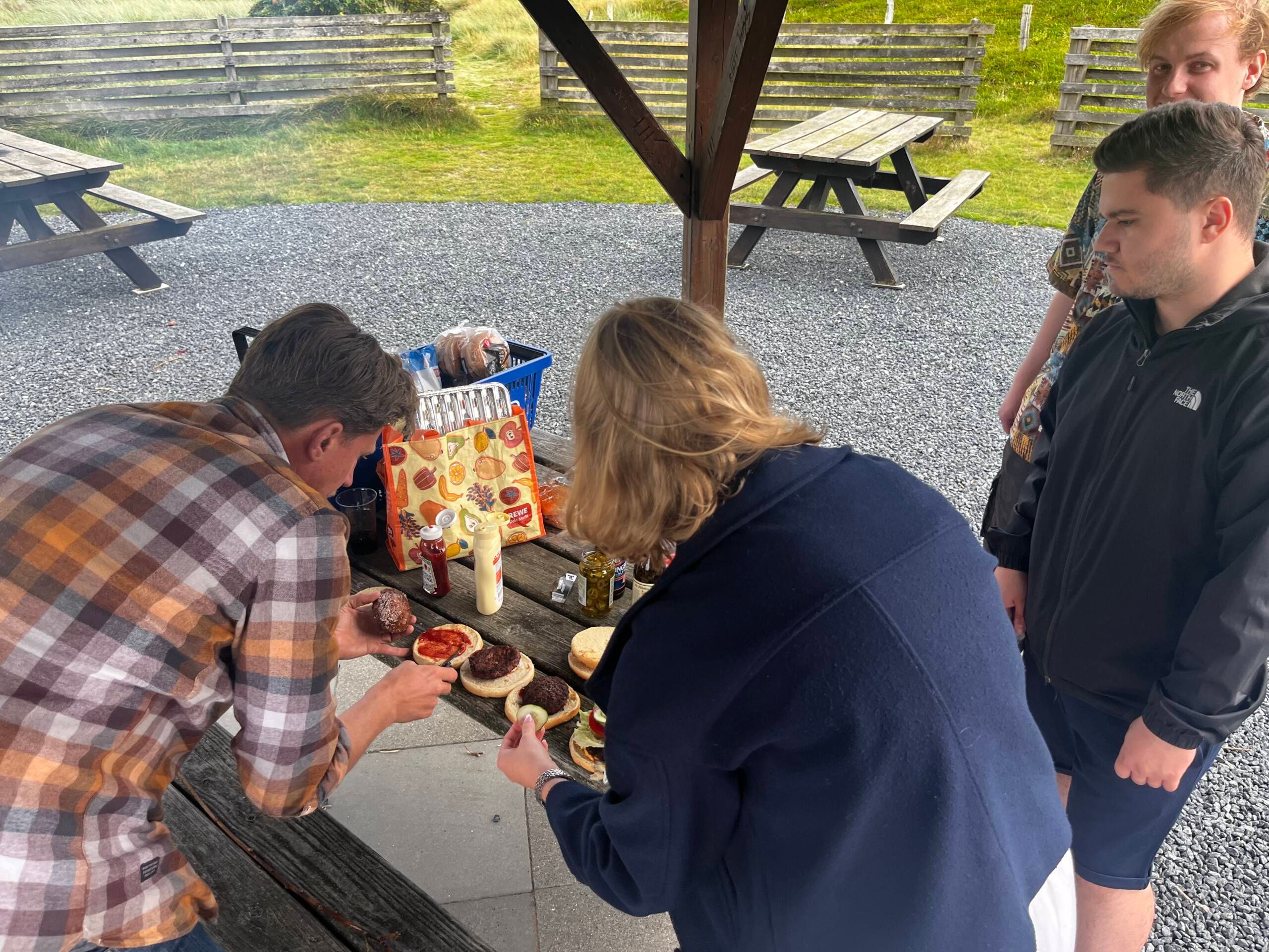 Azubi-Grillen Burger belegen