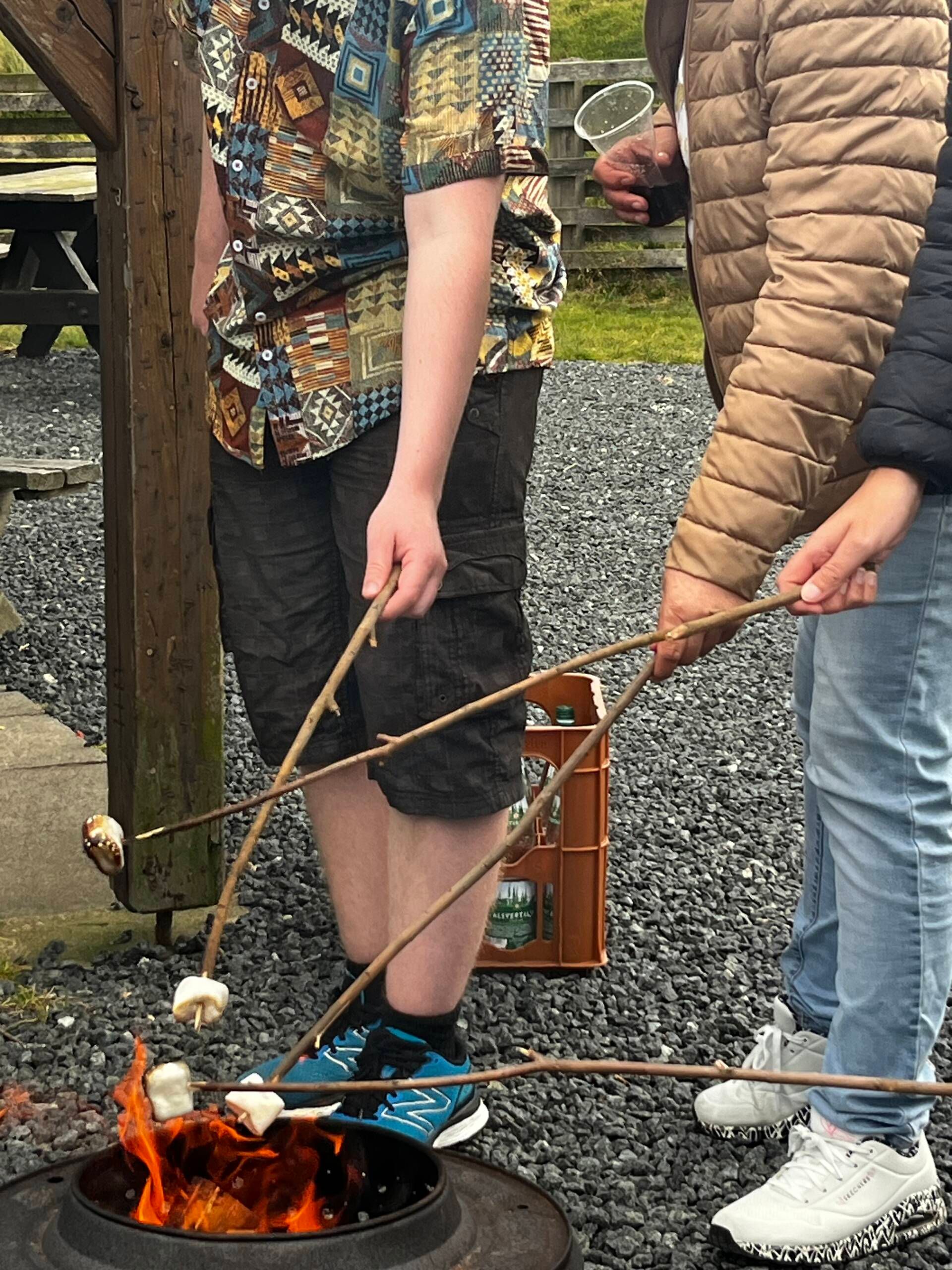 Azubi-Grillen Marshmallows grillen