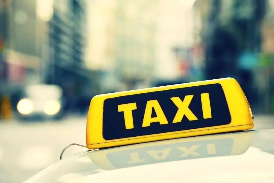 Taxischild auf einem Taxi