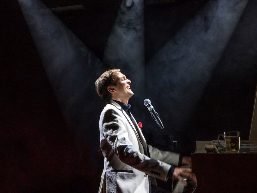 Alex Parker als Udo Jürgens zu Gast im Alten Kursaal am Rathausplatz in Westerland auf Sylt