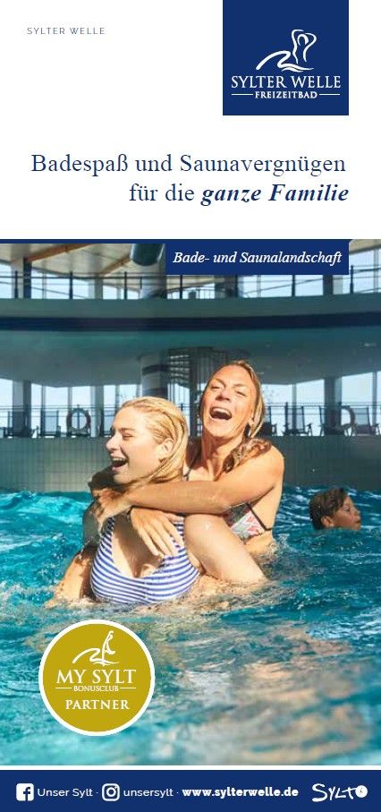 Titelbild des Sylter welle-Flyers - zwei Frauen haben Spaß im Wellenbecken des Freizeitbades