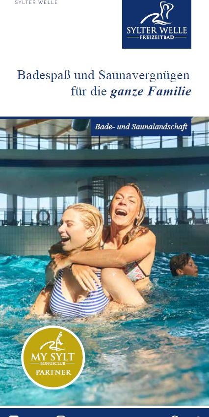 Titelbild des Sylter welle-Flyers - zwei Frauen haben Spaß im Wellenbecken des Freizeitbades