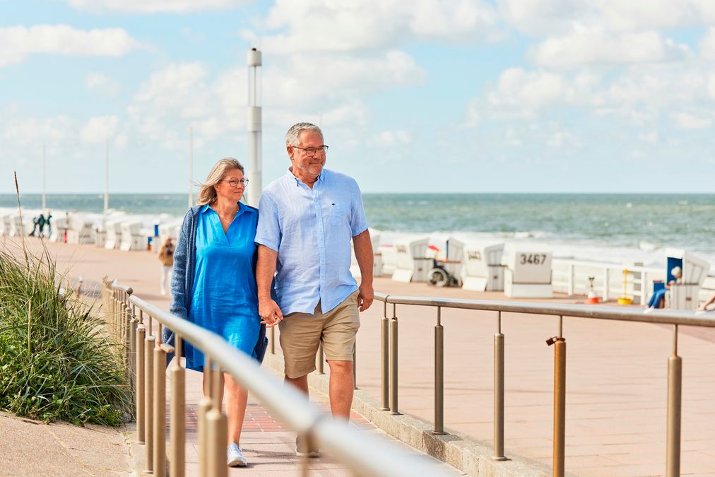Paar läuft die Rampe am Barrierearmen Strandübergang an der Strandstraße