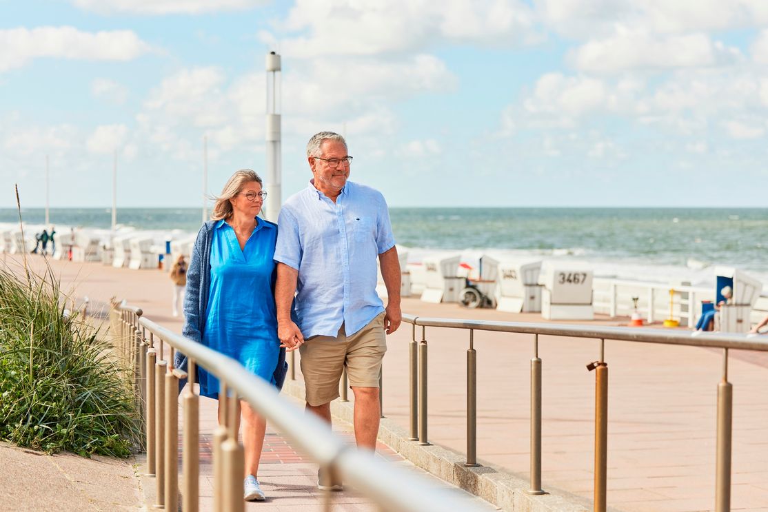 Paar läuft die Rampe am Barrierearmen Strandübergang an der Strandstraße