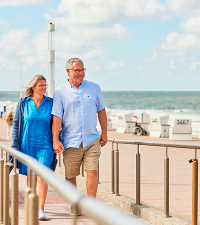 Paar läuft die Rampe am Barrierearmen Strandübergang an der Strandstraße