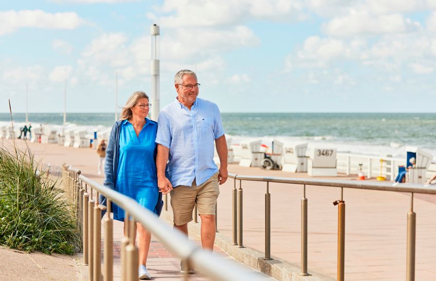 Paar läuft die Rampe am Barrierearmen Strandübergang an der Strandstraße