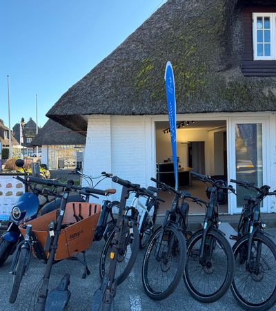 Fahrräder und E-Roller vor dem E-Mobility Center Rantum im Strandweg 7 auf Sylt
