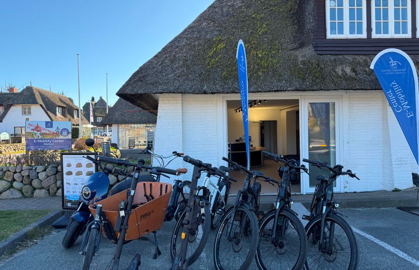 Fahrräder und E-Roller vor dem E-Mobility Center Rantum im Strandweg 7 auf Sylt