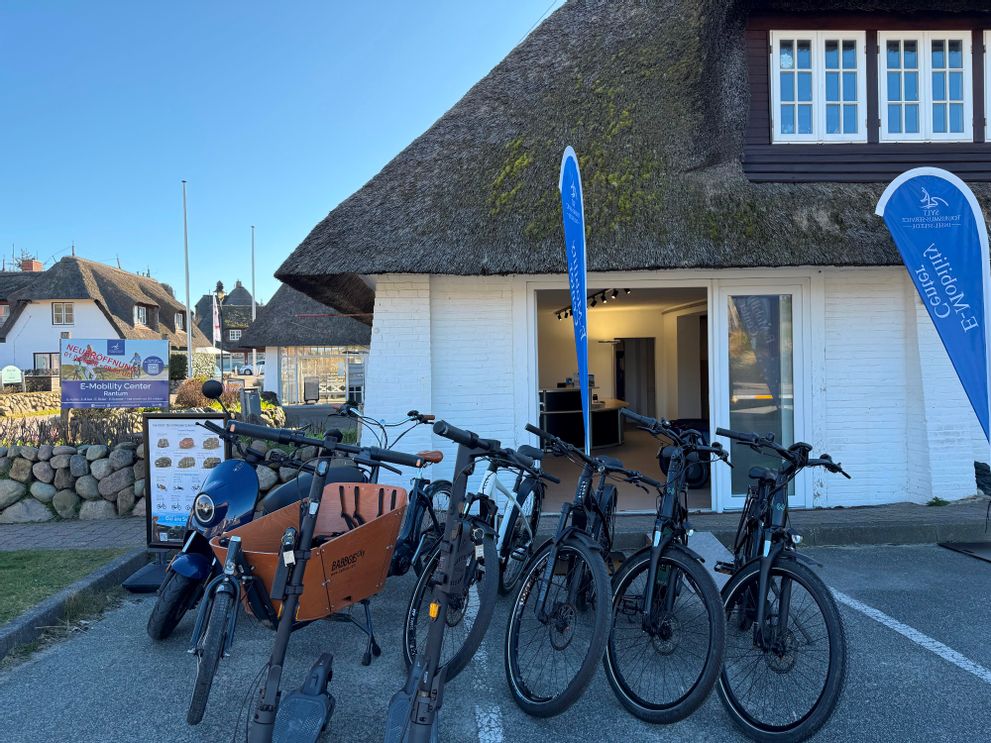 Fahrräder und E-Roller vor dem E-Mobility Center Rantum im Strandweg 7 auf Sylt