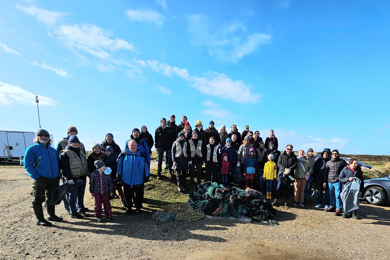 Freiwillige Helfer bei der Strandreinigung der Naturschutzgemeinschaft Sylt e. V. mit der Lebenshilfe Sylt, der Listlandeigentümer sowie der Gemeinde List am Lister Ellenbogen