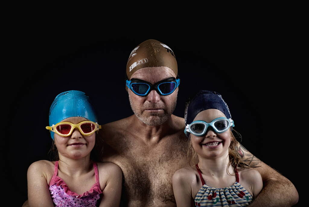 Schwimmer Roman Matejov mit seinen Töchtern